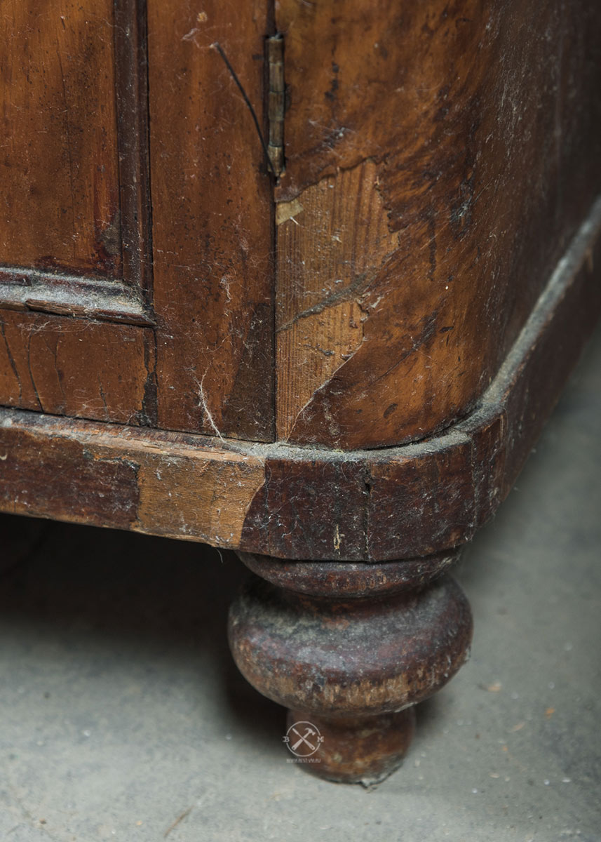 Повреждения шпона на старинном буфете 19 века