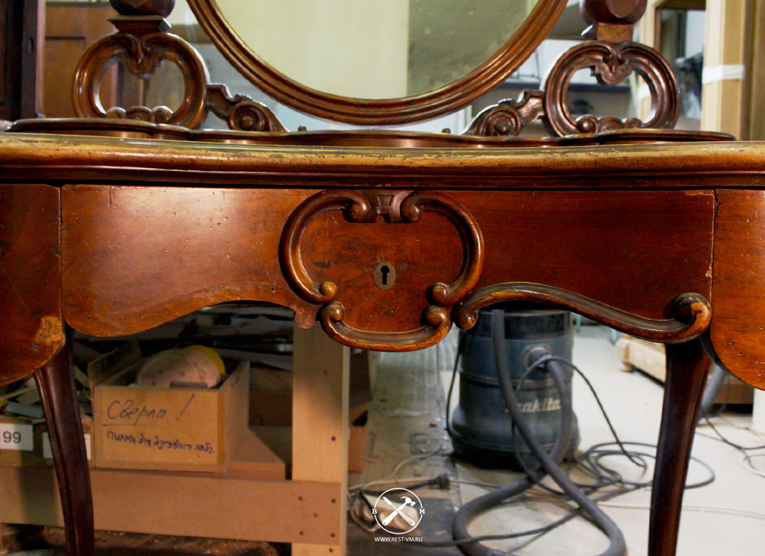 Ремонт старого столика в реставрационной мастерской Морозова