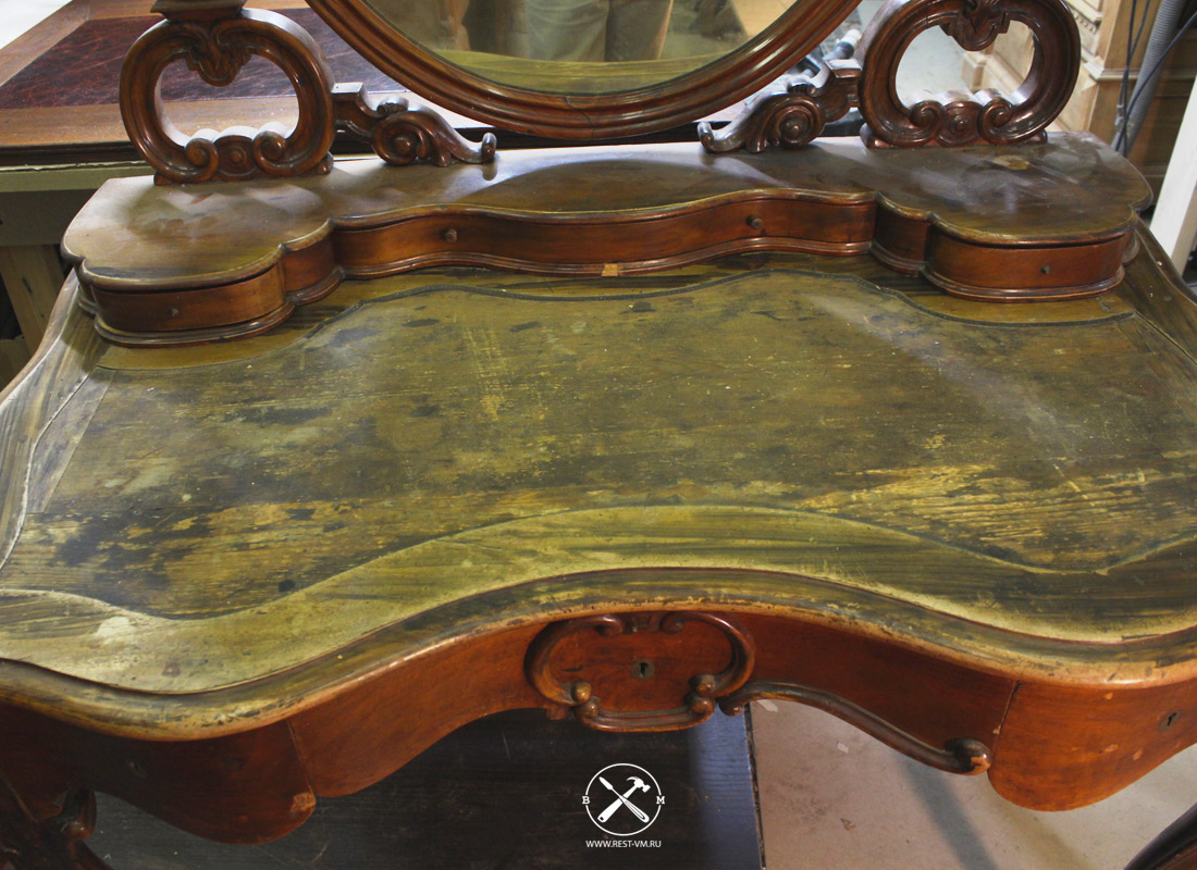 Старинный стол до реставрации в мастерской Морозова