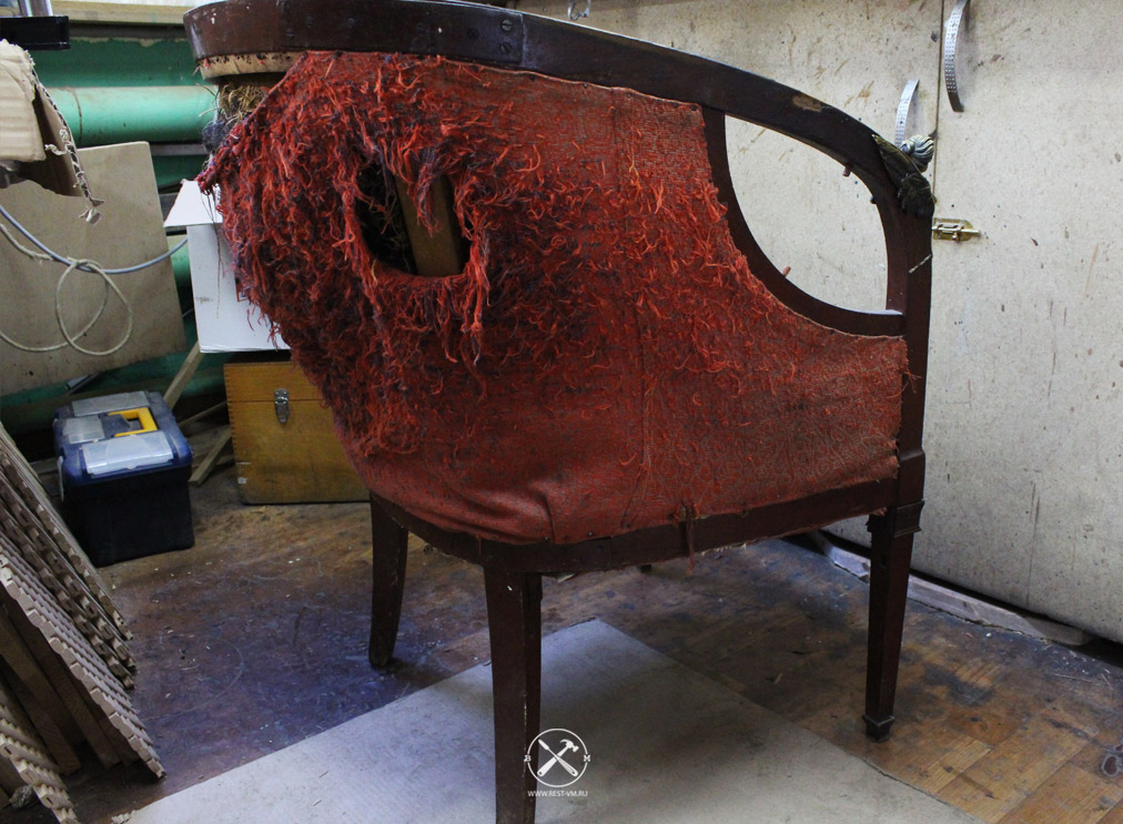поврежденная обивка старинного кресла 19 века 