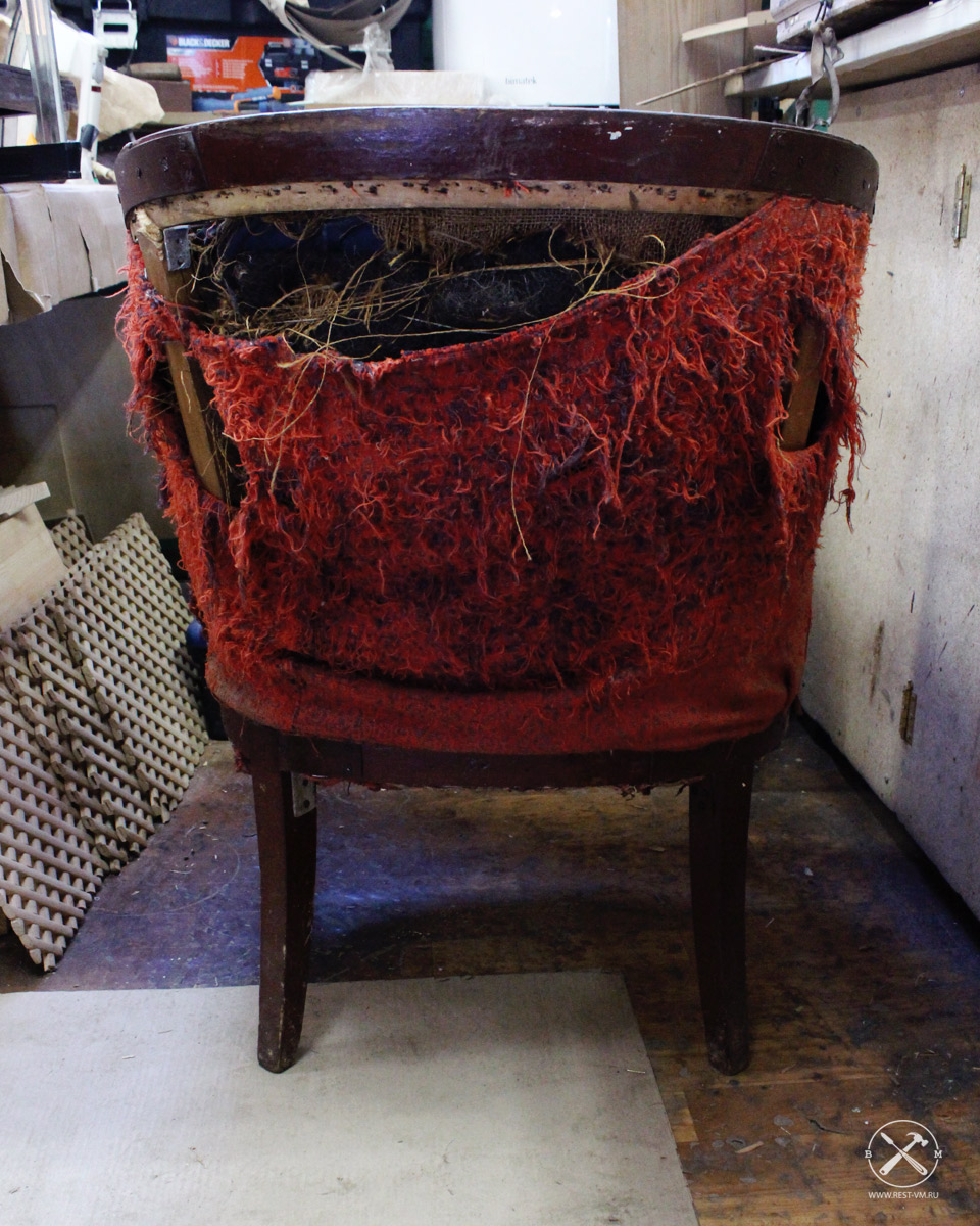Замена обивки на старинной кресле