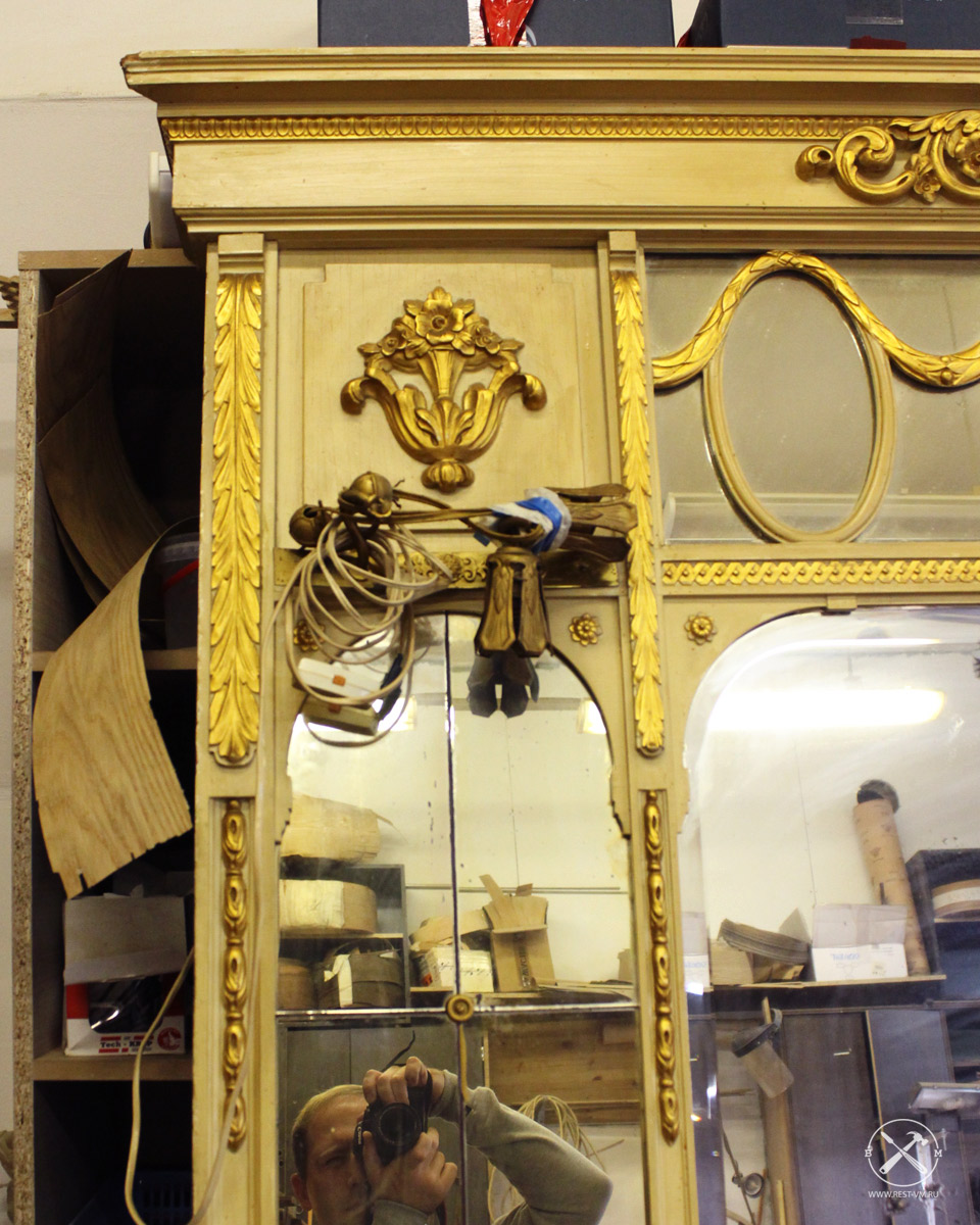 Старинное напольное зеркало в тумбой до реставрации