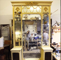 Реставрация старинного зеркала с тумбами