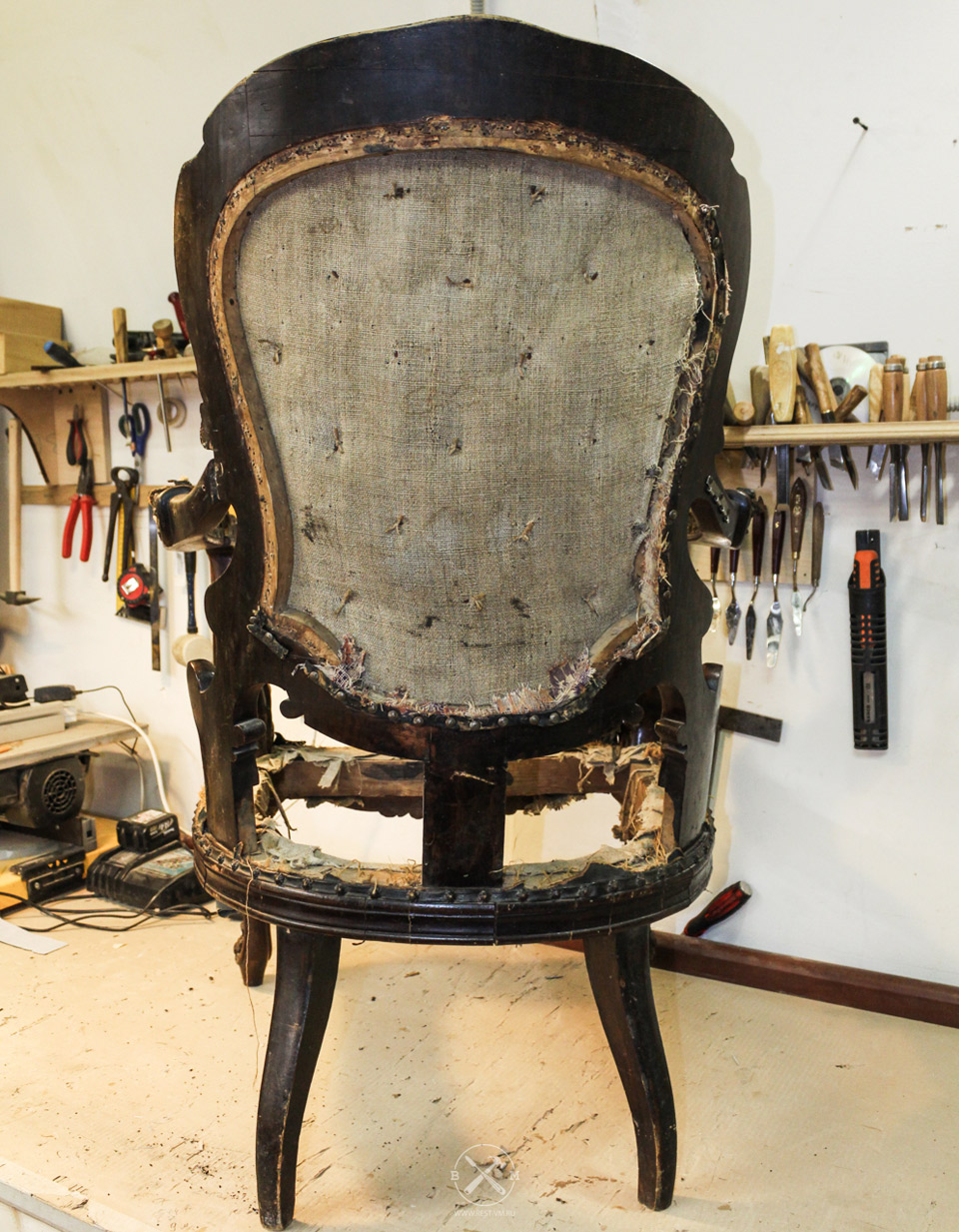 Как перетянуть старое кресло своими руками – пошаговая инструкция с фото