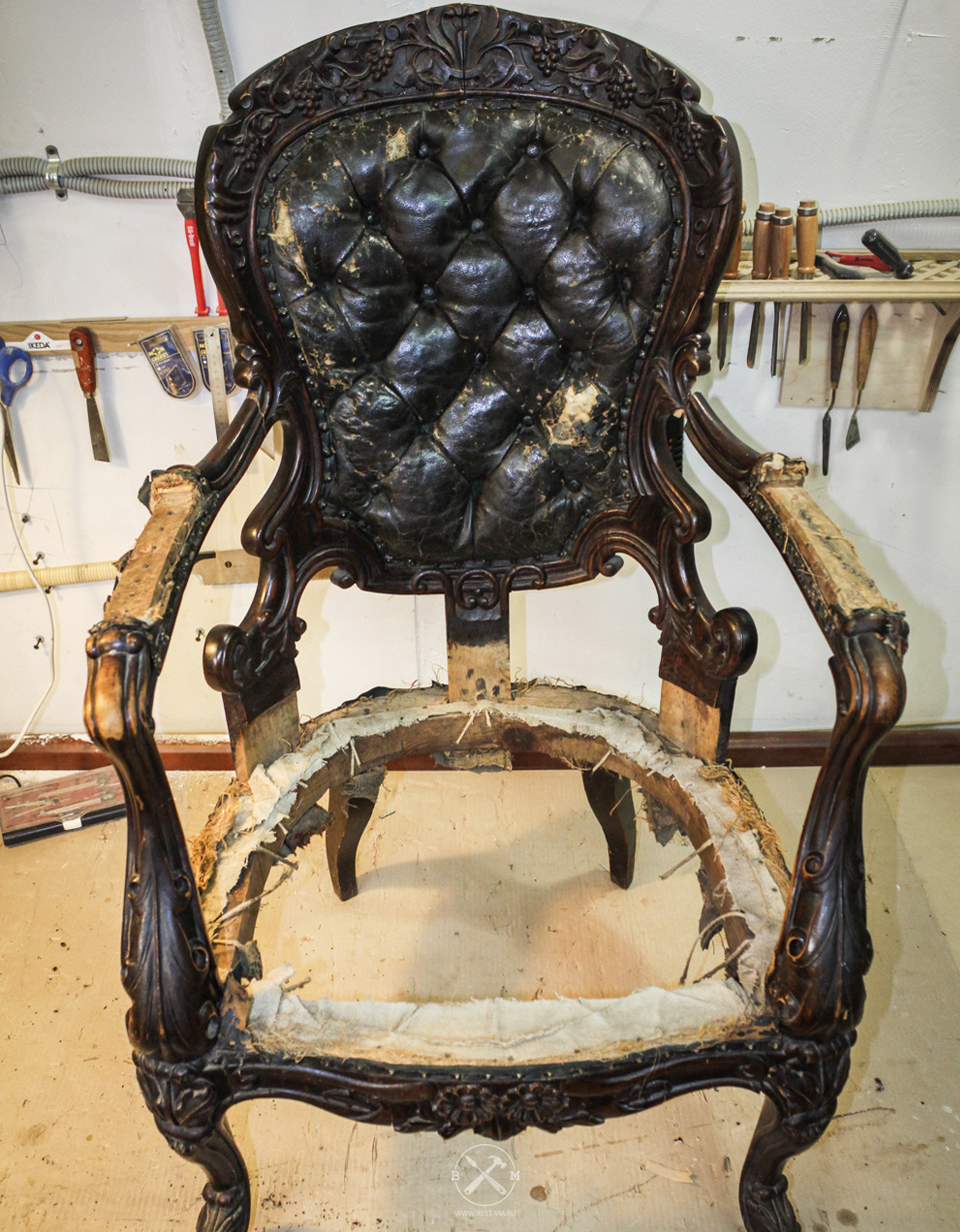 Антикварное кресло 19 века до реставрации
