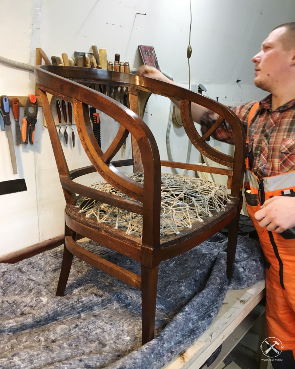 Перетяжка и обивка мягкого кресла в реставрационной мастерской