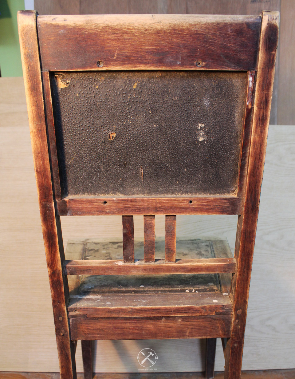 Старый стул до реставрации в мастерской Морозова