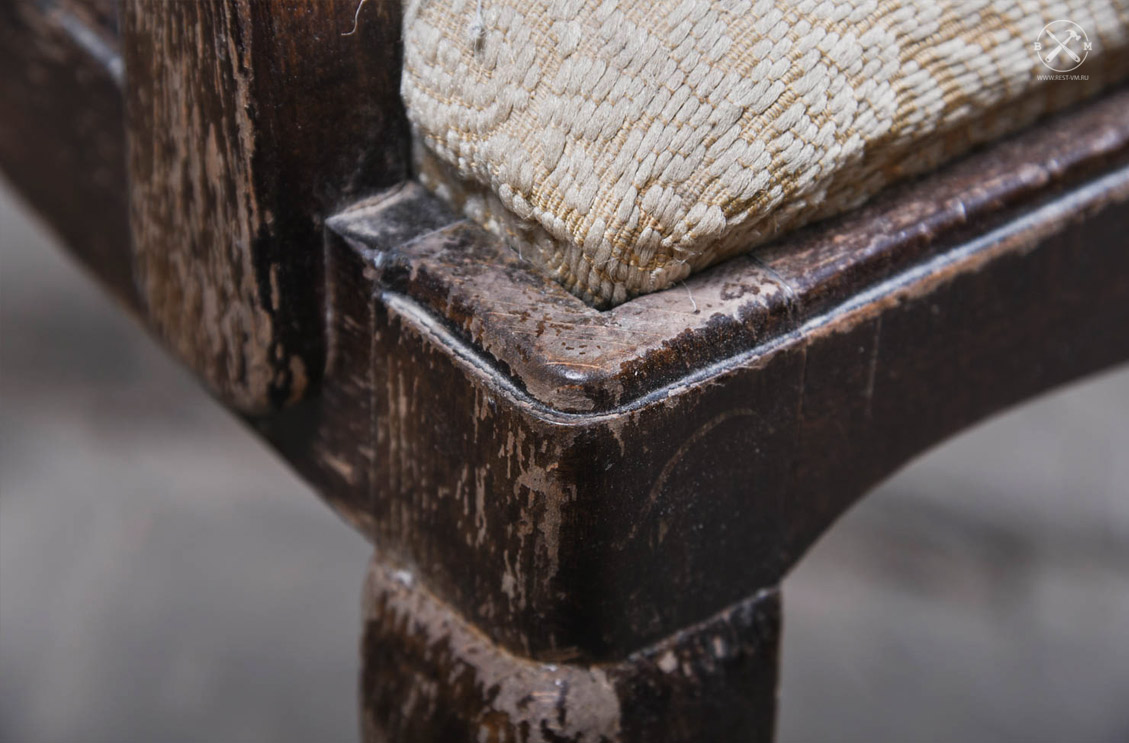 Старинное кресло - поврежденная покрытия.