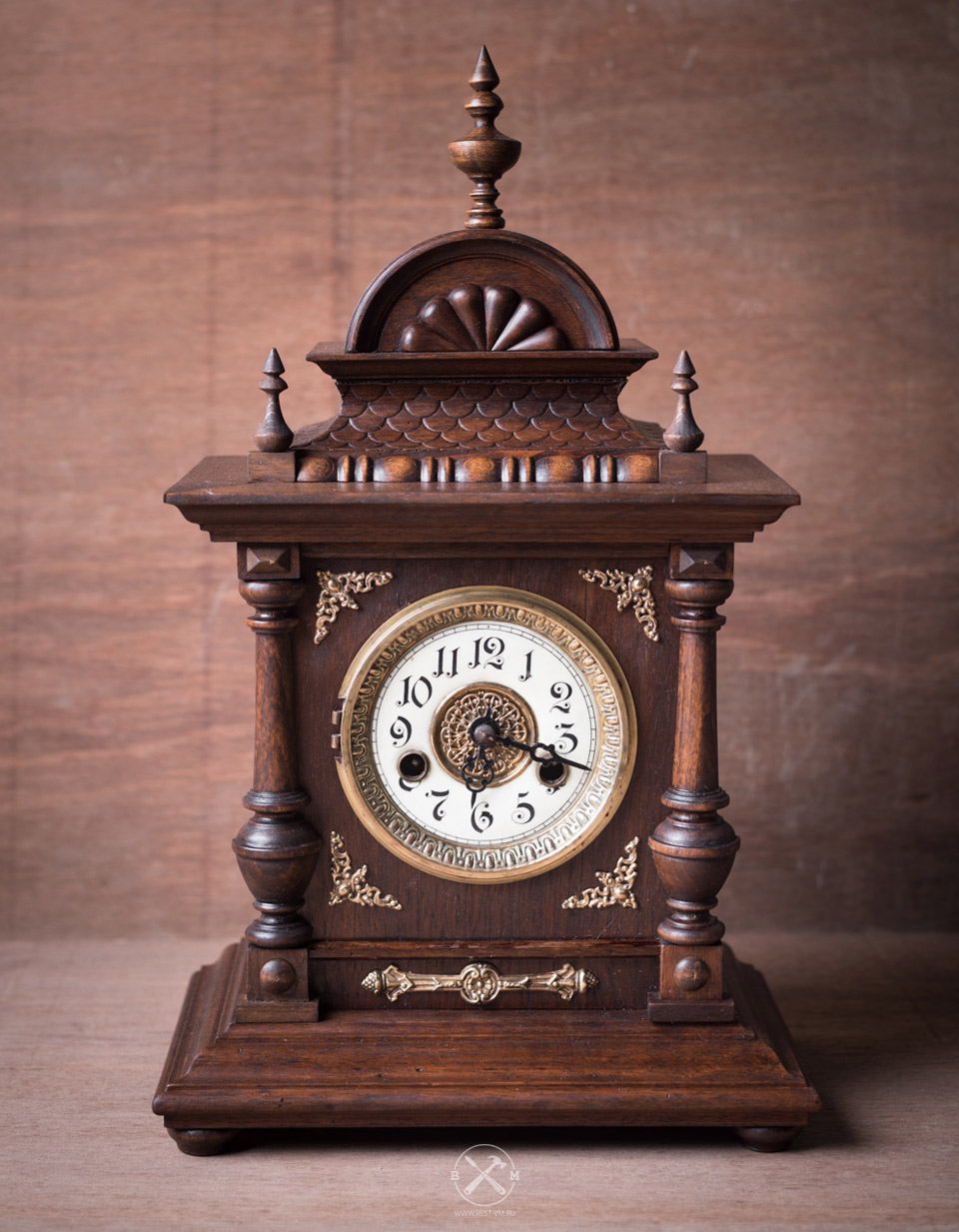 Старинные часы из дерева