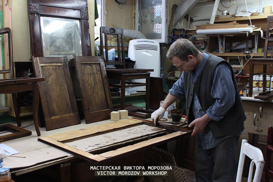 Вектор Морозов реставрирует стол