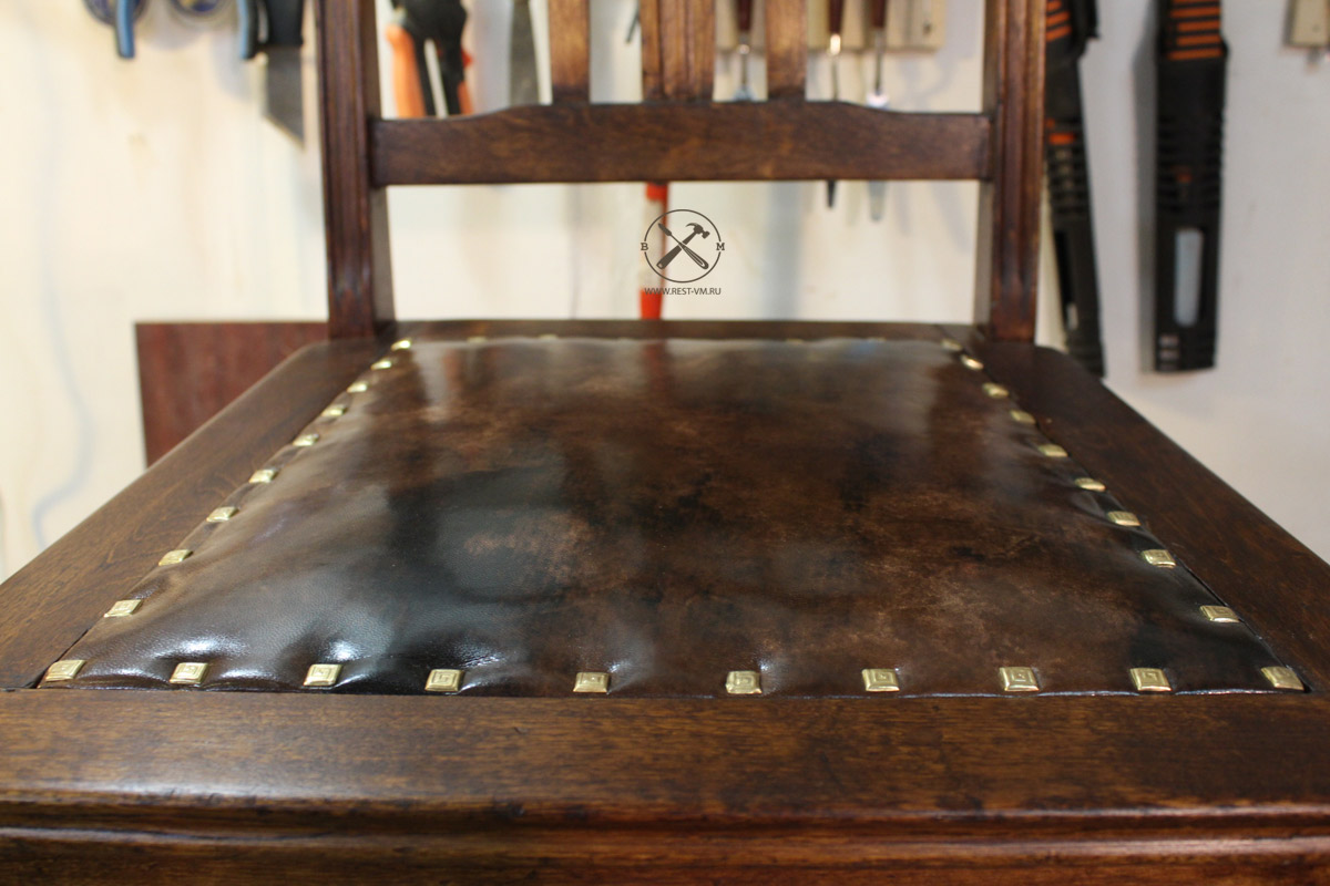 Замена обивки на старой деревянной мебели
