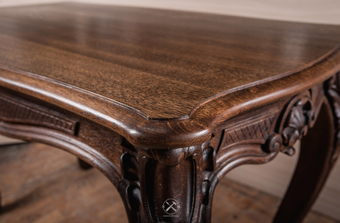 На простом дубовом столе были. Старинный дубовый стол. Старинный деревянный стол. Королевский стол деревянный.