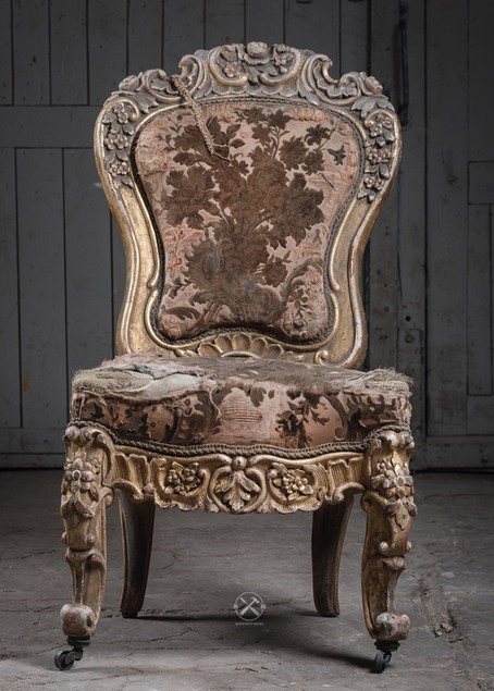 Антикварное кресло ДО реставрации в мастерской.
