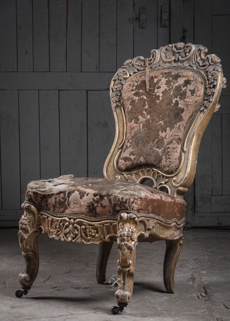 Повреждения на кресле конца 19 века.