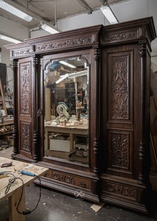 Шкаф 19 века после реставрации в мастерской Морозова