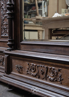 Красивый старинный шкаф - после реставрации