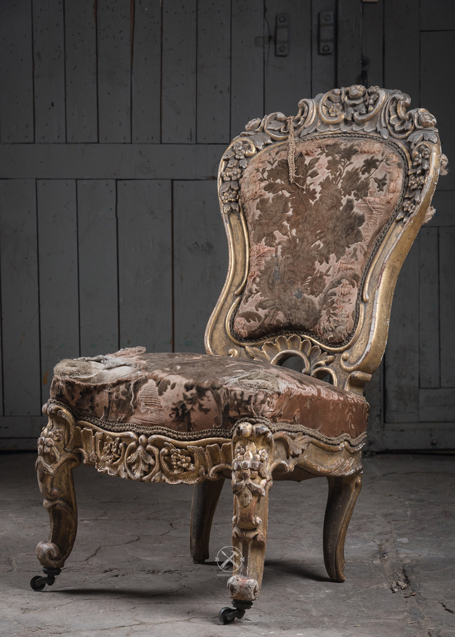 Старинное кресло 19 века до реставрации.