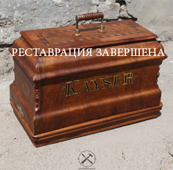 Реставрация кейса швейной машинки завершена.